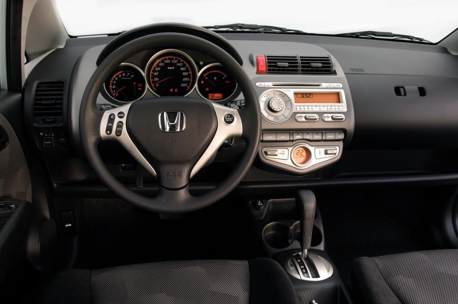  Honda Jazz 2005 года  (фото 26 из 29)